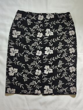 Roz Ali Pencil Skirt Size M Black And White Floral Pattern Elastic Waistband